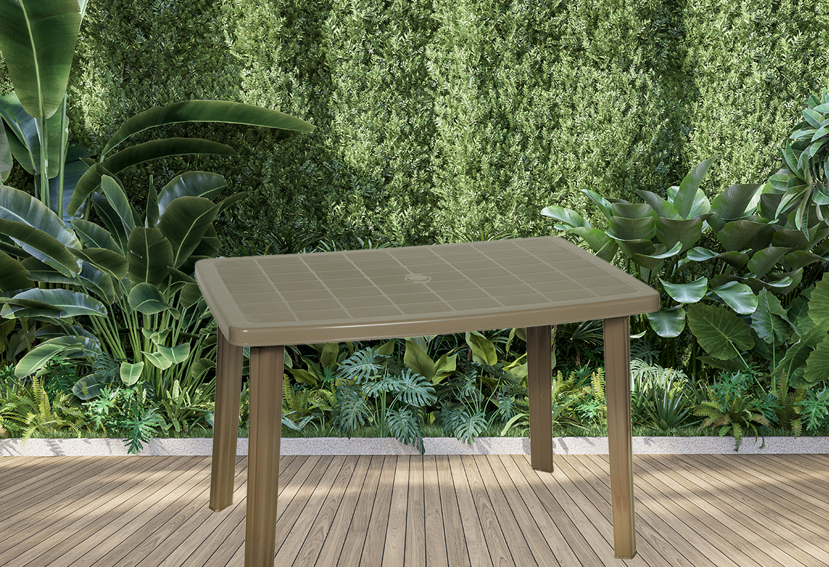 Το τραπέζι τοποθετημένο σε έναν κήπο